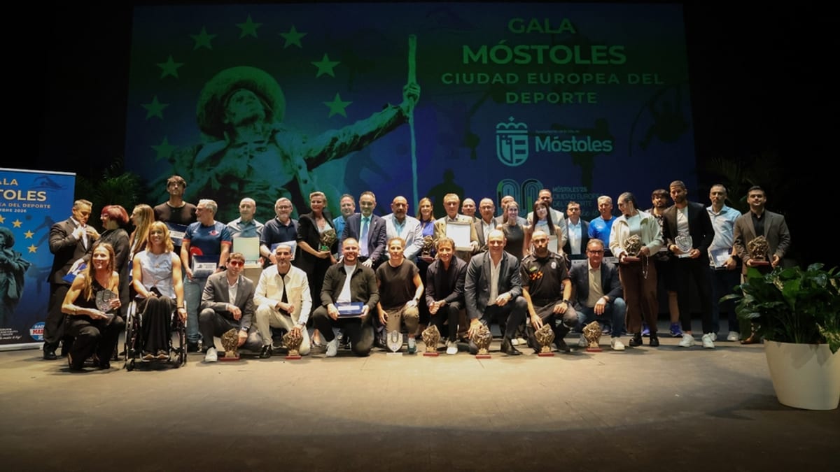 Acto de gala con deportistas reconocidos en Móstoles, celebrado en el Teatro del Bosque