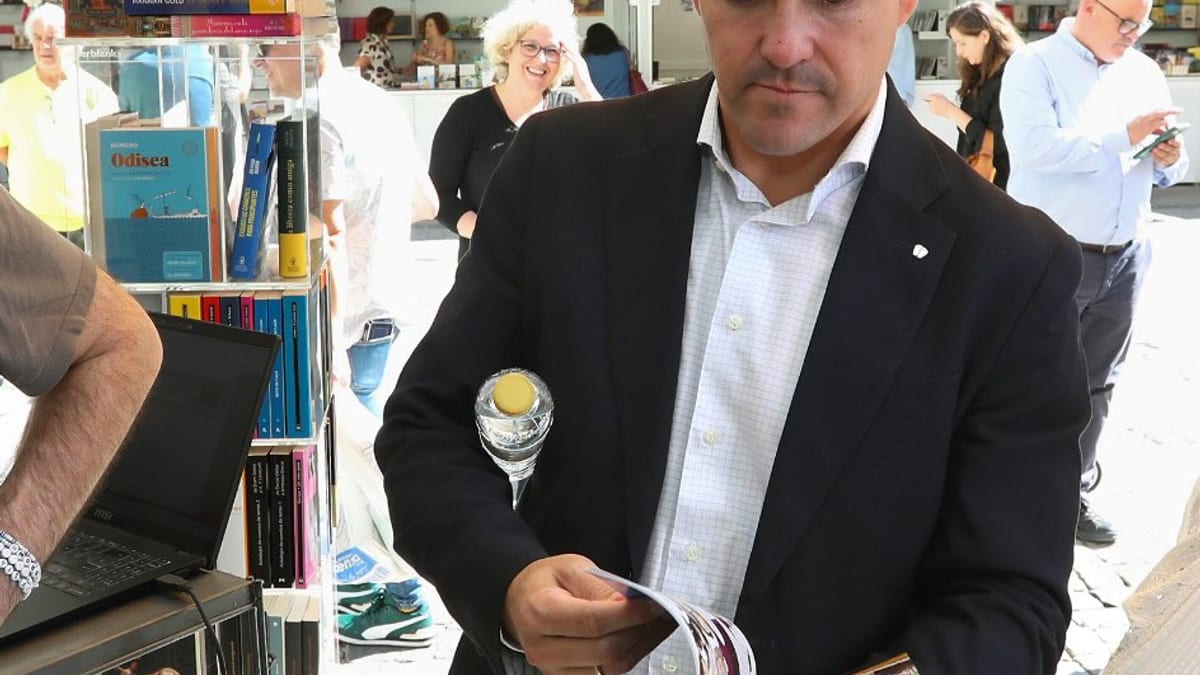 Vista de la XXI Feria del Libro de Toledo inaugurada en la plaza del Ayuntamiento, con lomos de libros visibles de editoriales como Studio Ediciones, Cirene Editorial y Koala Ediciones