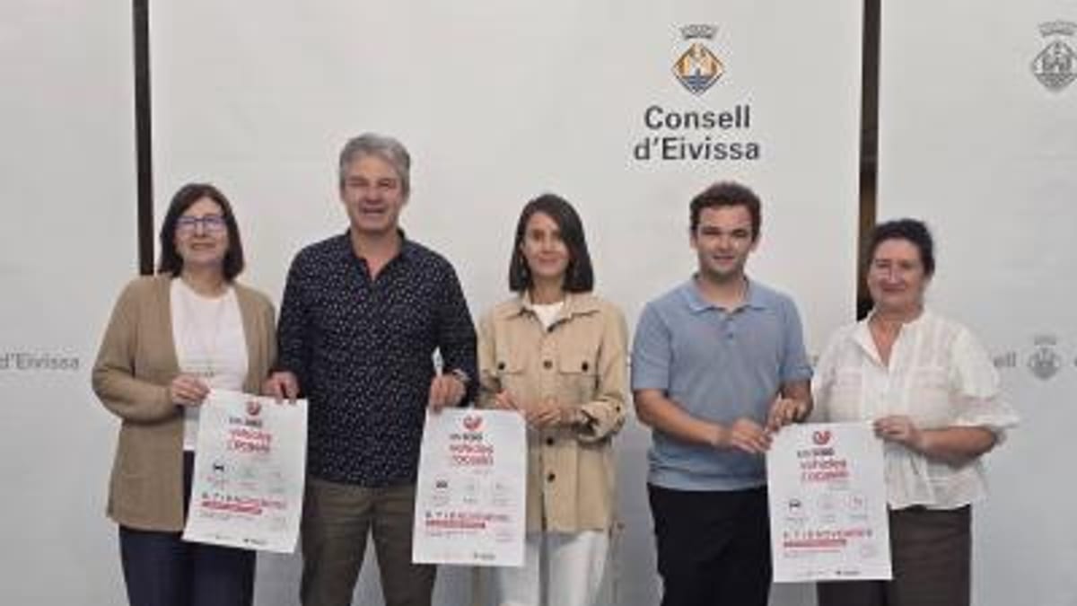 Presentación del XXIV Salón de Vehículos de Ocasión por la consellera Maria Fajarnés del Consell d'Eivissa