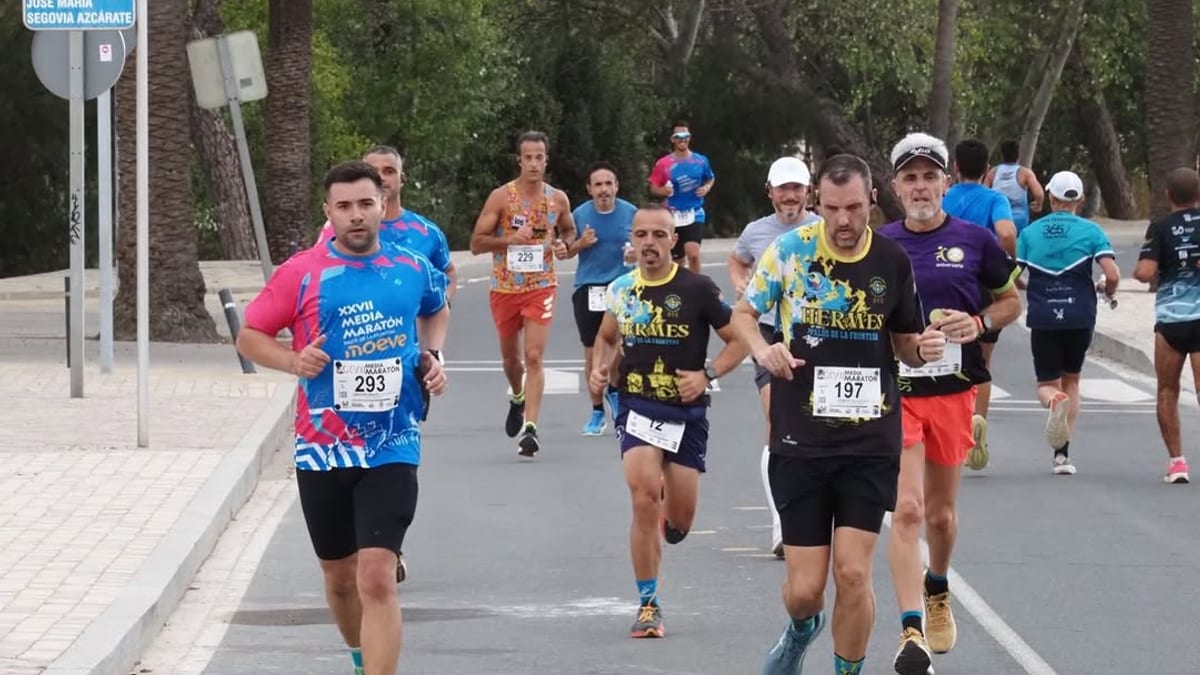 Participantes en la XXVII Media Maratón de Palos de la Frontera con dorsales de la prueba