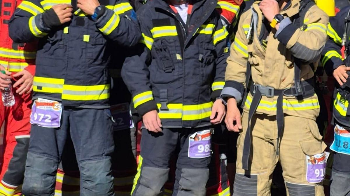 Participantes del XXXII Memorial de Bomberos corriendo en el Parque de Arganda, vistiendo dorsales numerados durante la carrera solidaria de homenaje