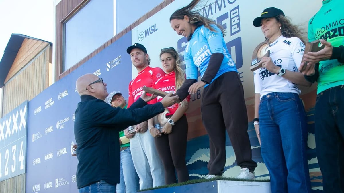 Yago Domínguez y Ariane Ochoa tras ganar el Edommo Surf Pro Razo 2026 en la playa de Razo de Carballo