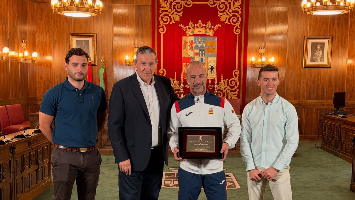 Freddy Lorenzo recibe placa conmemorativa de la Diputación de Zamora junto al presidente Javier Faúndez y el diputado de Deportes