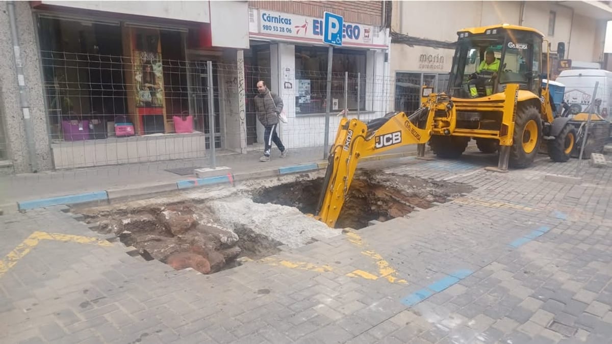 Vista de la nueva isla de contenedores soterrados en construcción en la calle del Riego de Zamora