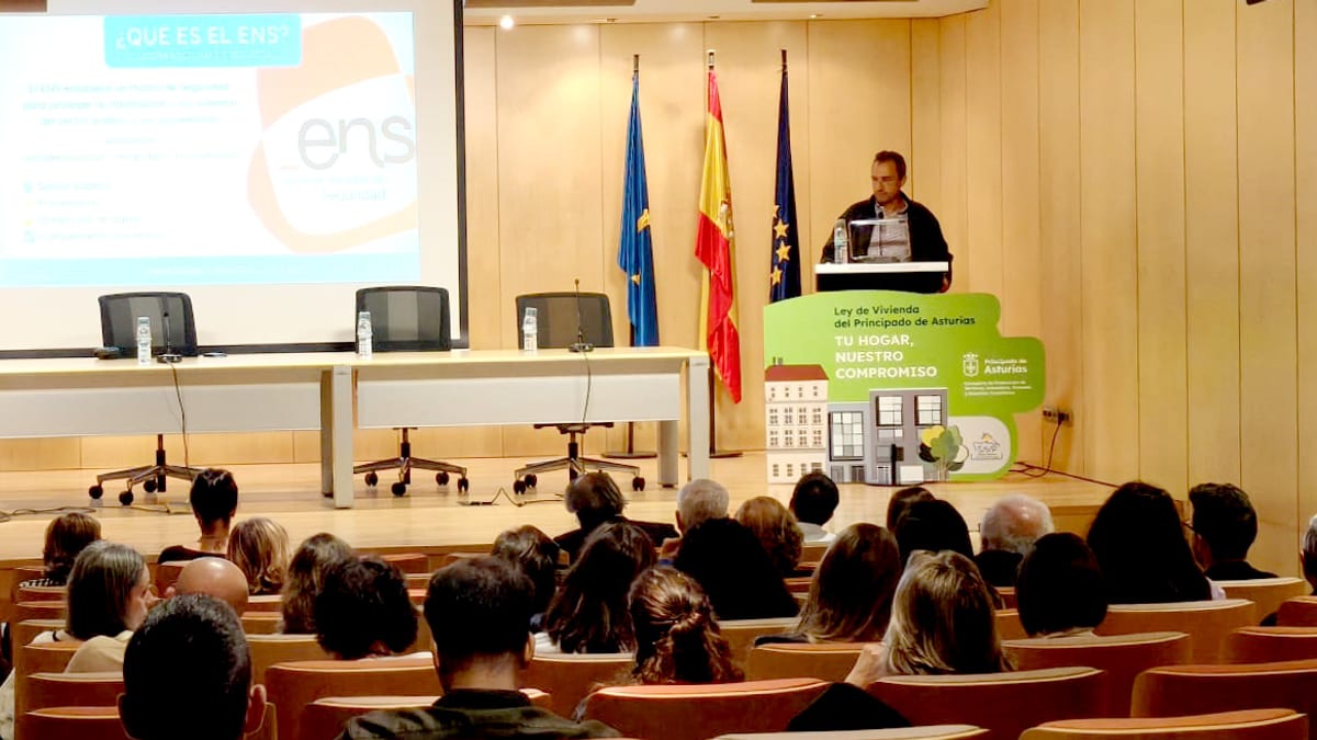 Consejero Zapico durante la presentación de ayudas para accesibilidad en viviendas en las jornadas sobre vivienda del Principado de Asturias